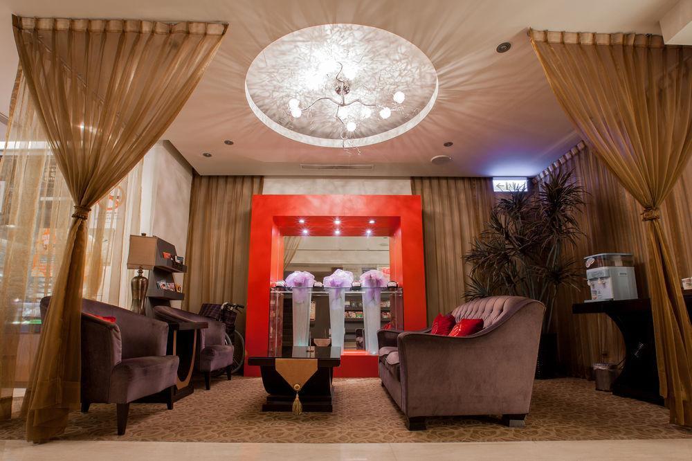 Mila Hotel Taichung Extérieur photo