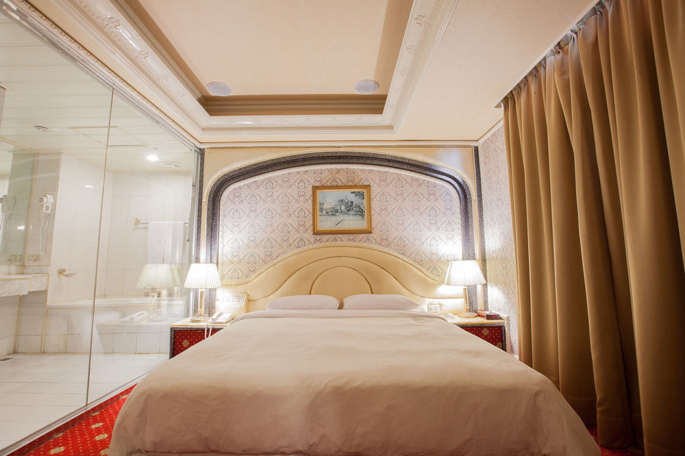 Mila Hotel Taichung Extérieur photo