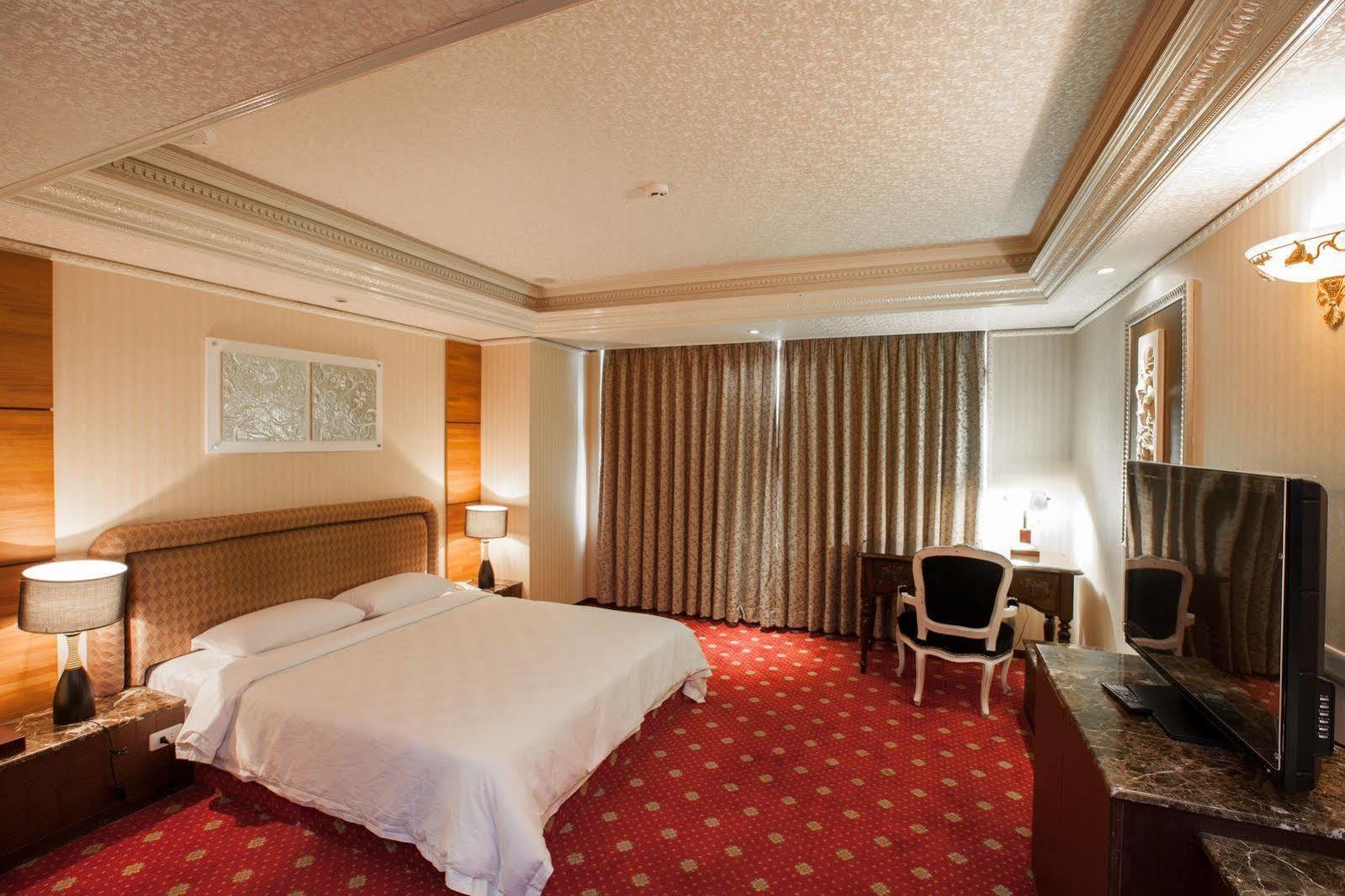 Mila Hotel Taichung Extérieur photo