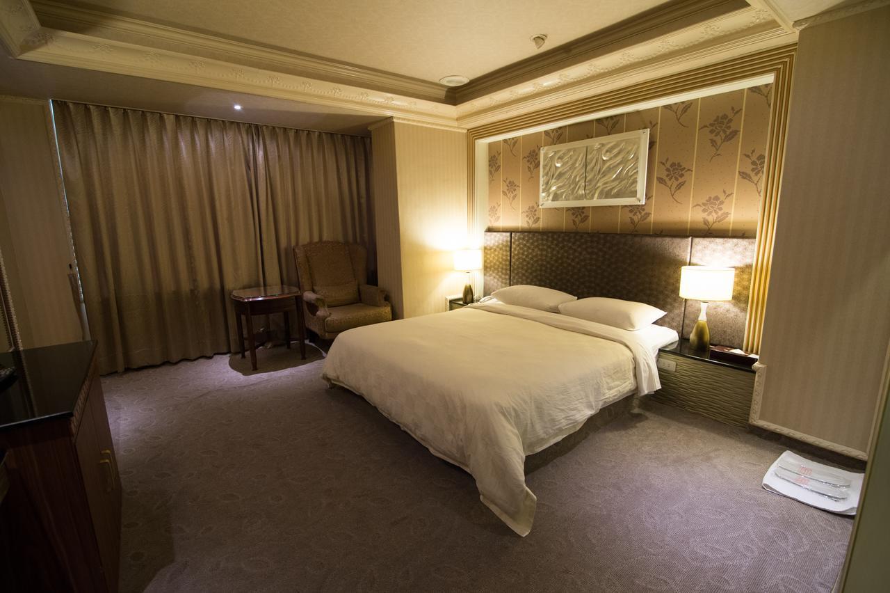 Mila Hotel Taichung Extérieur photo