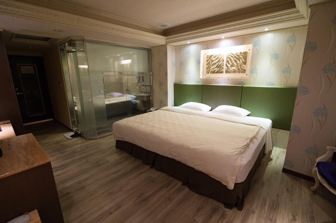 Mila Hotel Taichung Extérieur photo