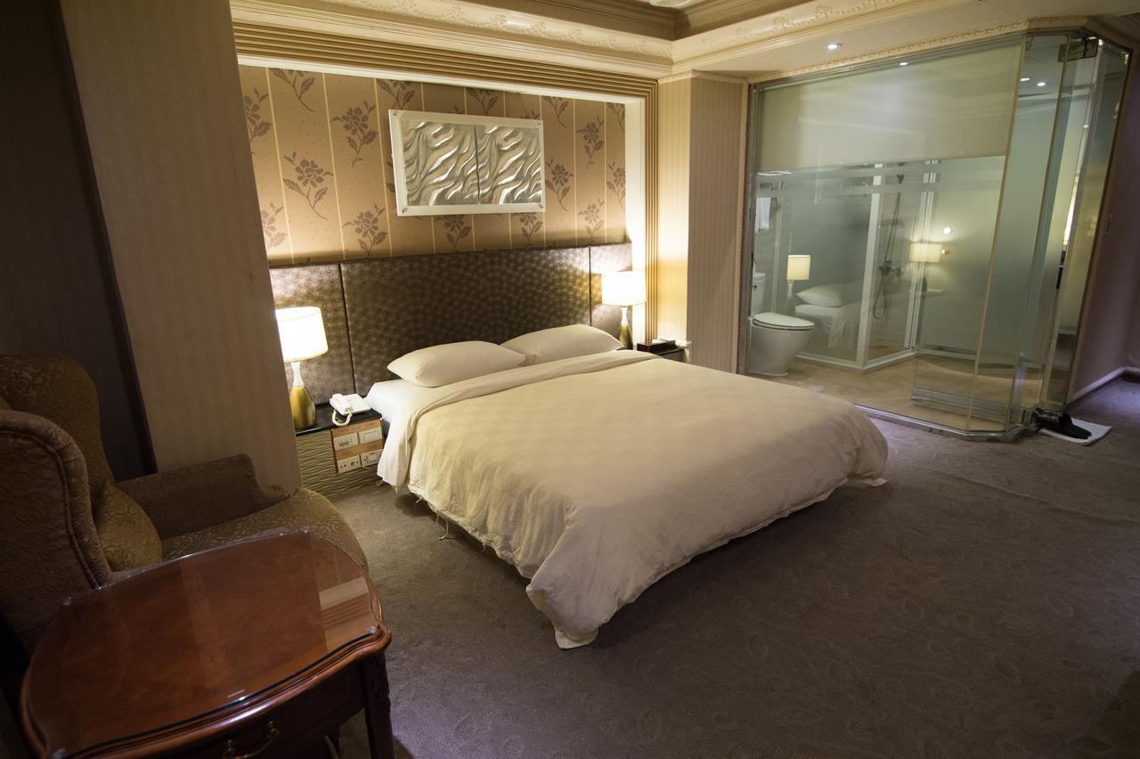 Mila Hotel Taichung Extérieur photo