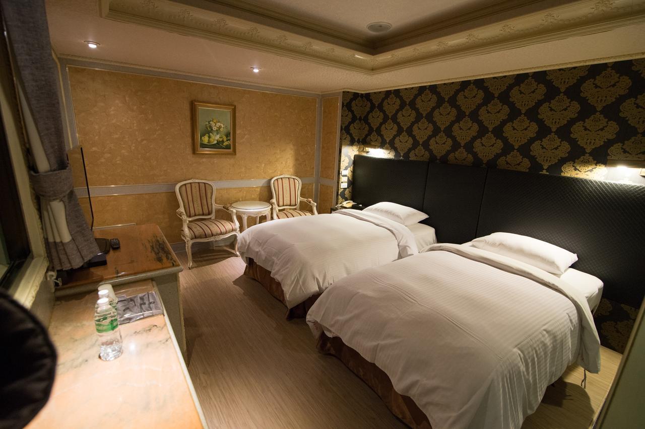 Mila Hotel Taichung Extérieur photo