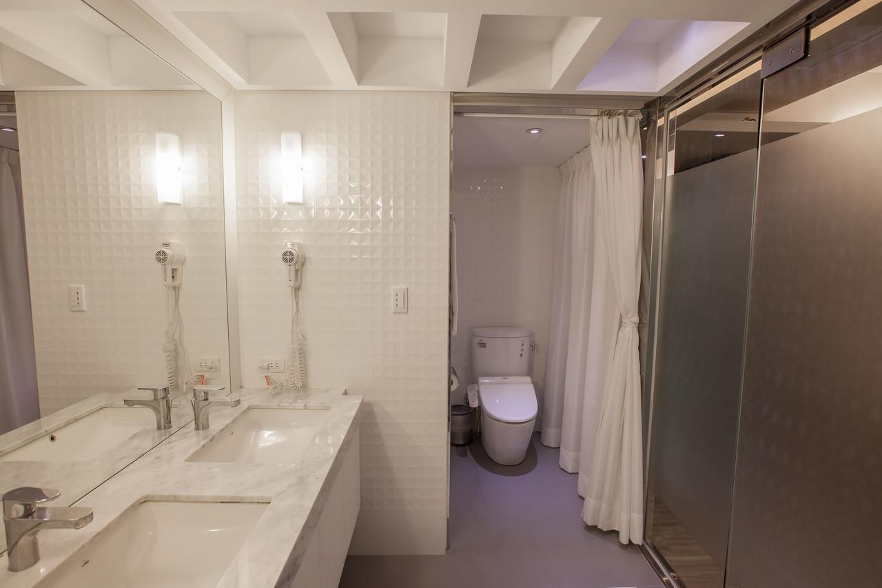 Mila Hotel Taichung Extérieur photo