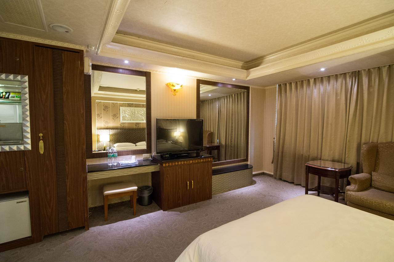 Mila Hotel Taichung Extérieur photo