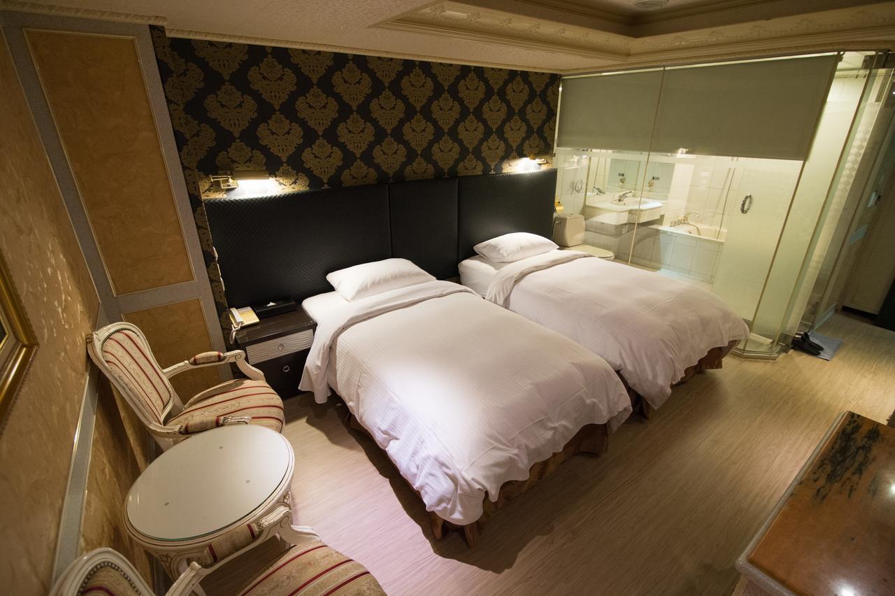 Mila Hotel Taichung Extérieur photo