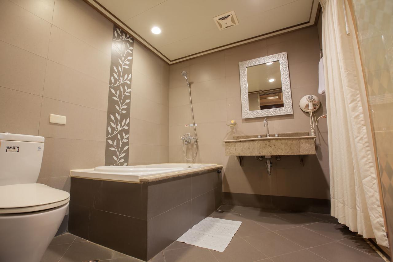 Mila Hotel Taichung Extérieur photo