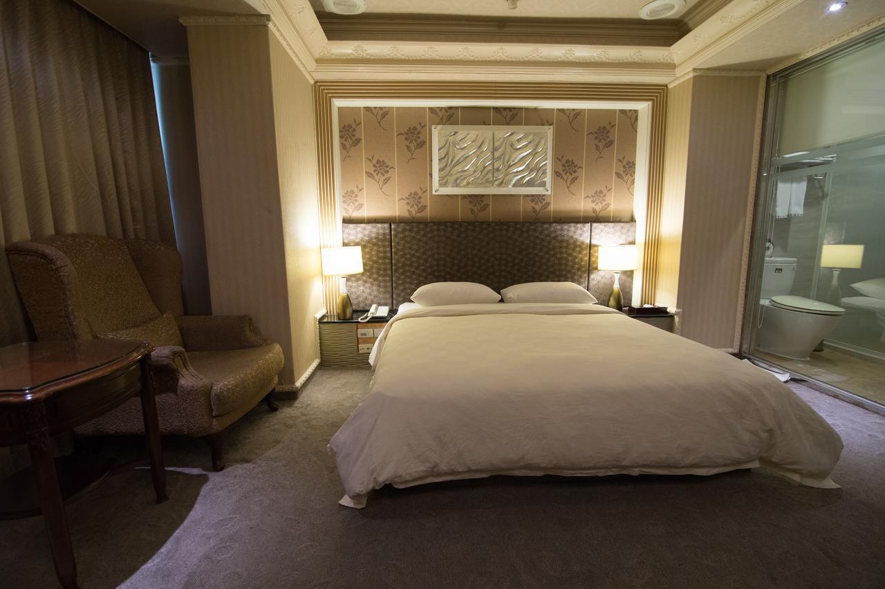 Mila Hotel Taichung Extérieur photo