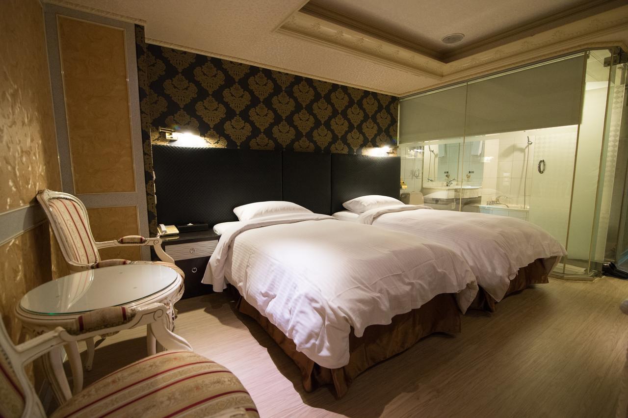 Mila Hotel Taichung Extérieur photo
