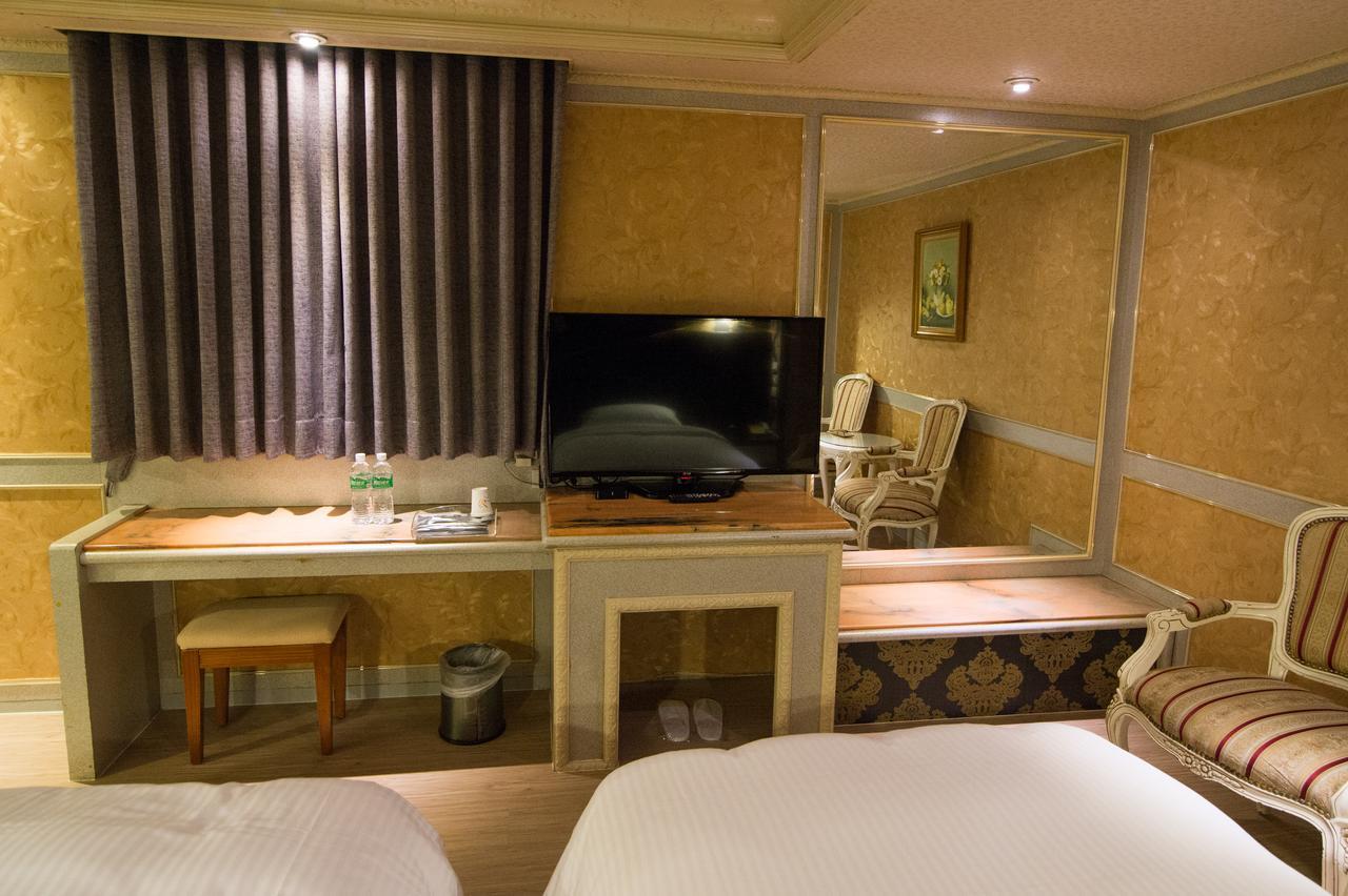 Mila Hotel Taichung Extérieur photo